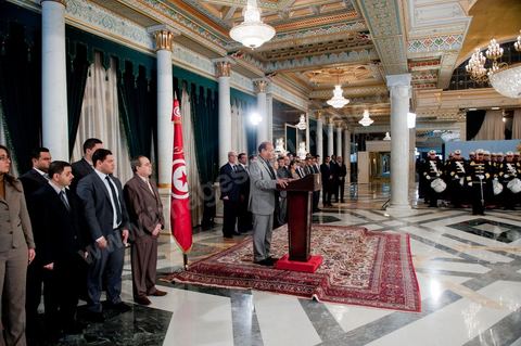 12 mars : discours de Moncef Marzouki au Palais Présidentiel de Carthage, le président de la République a présidé une cérémonie de lever du drapeau tunisien. Au cours de cette cérémonie, Moncef Marzouki a décoré l'étudiante Khaoula Rchidi et lancé un message à toute personne qui touche au drapeau " symbole d’un peuple musulman ". La semaine dernière a été marquée par les incidents qui ont eu lieu à la faculté de la Mannouba. La jeune étudiante, Khaouala Rchidi, décorée de l'ordre de la République, était émue : "Je n’ai pas réfléchi, je regardais ce qu’il était en train de faire et j’ai tout de suite réagi. Je suis gafsienne et j'ai le sang chaud. C'est peut être pour cela que j'ai intervenu. Notre drapeau est cher, il ne faut pas ne négliger". Après le discours, l'hymne national a été chanté avec beaucoup d'émotion par les personnes présentes. Khaoula Rchidi a ensuite été accueillie dans le salon doré et décorée par le président : "Ce qu'elle a fait est exceptionnel, elle a défendu la Tunisie. C'était la force morale face à la force physique" a-t-il avoué. L'étudiante membre de l'UGET, Amel Aloui, qui a été agressée durant les incidents de la faculté de la Mannouba, a également rencontré Moncef Marzouki et a été applaudie par les présents.