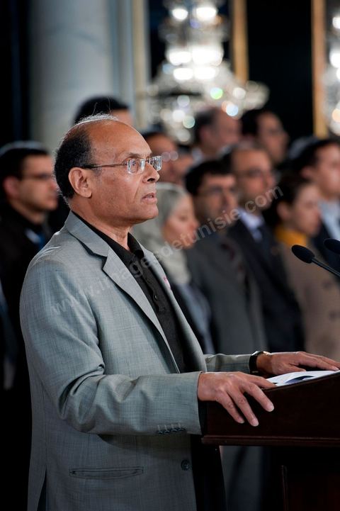 12 mars : discours de Moncef Marzouki au Palais Présidentiel de Carthage, le président de la République a présidé une cérémonie de lever du drapeau tunisien. Au cours de cette cérémonie, Moncef Marzouki a décoré l'étudiante Khaoula Rchidi et lancé un message à toute personne qui touche au drapeau " symbole d’un peuple musulman ". La semaine dernière a été marquée par les incidents qui ont eu lieu à la faculté de la Mannouba. La jeune étudiante, Khaouala Rchidi, décorée de l'ordre de la République, était émue : "Je n’ai pas réfléchi, je regardais ce qu’il était en train de faire et j’ai tout de suite réagi. Je suis gafsienne et j'ai le sang chaud. C'est peut être pour cela que j'ai intervenu. Notre drapeau est cher, il ne faut pas ne négliger". Après le discours, l'hymne national a été chanté avec beaucoup d'émotion par les personnes présentes. Khaoula Rchidi a ensuite été accueillie dans le salon doré et décorée par le président : "Ce qu'elle a fait est exceptionnel, elle a défendu la Tunisie. C'était la force morale face à la force physique" a-t-il avoué. L'étudiante membre de l'UGET, Amel Aloui, qui a été agressée durant les incidents de la faculté de la Mannouba, a également rencontré Moncef Marzouki et a été applaudie par les présents.