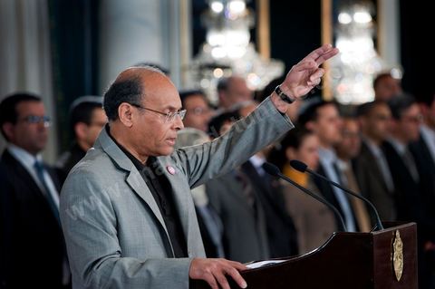 12 mars : discours de Moncef Marzouki au Palais Présidentiel de Carthage, le président de la République a présidé une cérémonie de lever du drapeau tunisien. Au cours de cette cérémonie, Moncef Marzouki a décoré l'étudiante Khaoula Rchidi et lancé un message à toute personne qui touche au drapeau " symbole d’un peuple musulman ". La semaine dernière a été marquée par les incidents qui ont eu lieu à la faculté de la Mannouba. La jeune étudiante, Khaouala Rchidi, décorée de l'ordre de la République, était émue : "Je n’ai pas réfléchi, je regardais ce qu’il était en train de faire et j’ai tout de suite réagi. Je suis gafsienne et j'ai le sang chaud. C'est peut être pour cela que j'ai intervenu. Notre drapeau est cher, il ne faut pas ne négliger". Après le discours, l'hymne national a été chanté avec beaucoup d'émotion par les personnes présentes. Khaoula Rchidi a ensuite été accueillie dans le salon doré et décorée par le président : "Ce qu'elle a fait est exceptionnel, elle a défendu la Tunisie. C'était la force morale face à la force physique" a-t-il avoué. L'étudiante membre de l'UGET, Amel Aloui, qui a été agressée durant les incidents de la faculté de la Mannouba, a également rencontré Moncef Marzouki et a été applaudie par les présents.