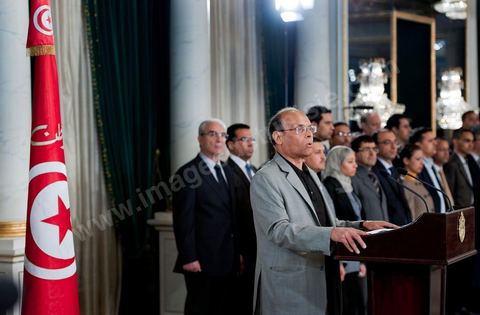 12 mars : discours de Moncef Marzouki au Palais Présidentiel de Carthage, le président de la République a présidé une cérémonie de lever du drapeau tunisien. Au cours de cette cérémonie, Moncef Marzouki a décoré l'étudiante Khaoula Rchidi et lancé un message à toute personne qui touche au drapeau " symbole d’un peuple musulman ". La semaine dernière a été marquée par les incidents qui ont eu lieu à la faculté de la Mannouba. La jeune étudiante, Khaouala Rchidi, décorée de l'ordre de la République, était émue : "Je n’ai pas réfléchi, je regardais ce qu’il était en train de faire et j’ai tout de suite réagi. Je suis gafsienne et j'ai le sang chaud. C'est peut être pour cela que j'ai intervenu. Notre drapeau est cher, il ne faut pas ne négliger". Après le discours, l'hymne national a été chanté avec beaucoup d'émotion par les personnes présentes. Khaoula Rchidi a ensuite été accueillie dans le salon doré et décorée par le président : "Ce qu'elle a fait est exceptionnel, elle a défendu la Tunisie. C'était la force morale face à la force physique" a-t-il avoué. L'étudiante membre de l'UGET, Amel Aloui, qui a été agressée durant les incidents de la faculté de la Mannouba, a également rencontré Moncef Marzouki et a été applaudie par les présents.