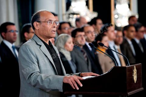 12 mars : discours de Moncef Marzouki au Palais Présidentiel de Carthage, le président de la République a présidé une cérémonie de lever du drapeau tunisien. Au cours de cette cérémonie, Moncef Marzouki a décoré l'étudiante Khaoula Rchidi et lancé un message à toute personne qui touche au drapeau " symbole d’un peuple musulman ". La semaine dernière a été marquée par les incidents qui ont eu lieu à la faculté de la Mannouba. La jeune étudiante, Khaouala Rchidi, décorée de l'ordre de la République, était émue : "Je n’ai pas réfléchi, je regardais ce qu’il était en train de faire et j’ai tout de suite réagi. Je suis gafsienne et j'ai le sang chaud. C'est peut être pour cela que j'ai intervenu. Notre drapeau est cher, il ne faut pas ne négliger". Après le discours, l'hymne national a été chanté avec beaucoup d'émotion par les personnes présentes. Khaoula Rchidi a ensuite été accueillie dans le salon doré et décorée par le président : "Ce qu'elle a fait est exceptionnel, elle a défendu la Tunisie. C'était la force morale face à la force physique" a-t-il avoué. L'étudiante membre de l'UGET, Amel Aloui, qui a été agressée durant les incidents de la faculté de la Mannouba, a également rencontré Moncef Marzouki et a été applaudie par les présents.