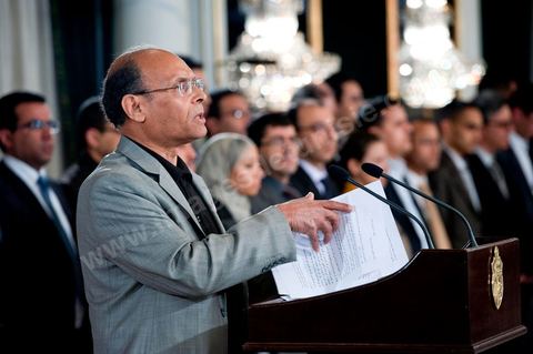 12 mars : discours de Moncef Marzouki au Palais Présidentiel de Carthage, le président de la République a présidé une cérémonie de lever du drapeau tunisien. Au cours de cette cérémonie, Moncef Marzouki a décoré l'étudiante Khaoula Rchidi et lancé un message à toute personne qui touche au drapeau " symbole d’un peuple musulman ". La semaine dernière a été marquée par les incidents qui ont eu lieu à la faculté de la Mannouba. La jeune étudiante, Khaouala Rchidi, décorée de l'ordre de la République, était émue : "Je n’ai pas réfléchi, je regardais ce qu’il était en train de faire et j’ai tout de suite réagi. Je suis gafsienne et j'ai le sang chaud. C'est peut être pour cela que j'ai intervenu. Notre drapeau est cher, il ne faut pas ne négliger". Après le discours, l'hymne national a été chanté avec beaucoup d'émotion par les personnes présentes. Khaoula Rchidi a ensuite été accueillie dans le salon doré et décorée par le président : "Ce qu'elle a fait est exceptionnel, elle a défendu la Tunisie. C'était la force morale face à la force physique" a-t-il avoué. L'étudiante membre de l'UGET, Amel Aloui, qui a été agressée durant les incidents de la faculté de la Mannouba, a également rencontré Moncef Marzouki et a été applaudie par les présents.