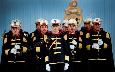 March 12: In the ceremonial hall, members of the Tunisian security forces—here, the Presidential Guard—take their places for the ceremony. At the Presidential Palace in Carthage, the President of the Republic presided over a Tunisian flag-raising ceremony. During the ceremony, Moncef Marzouki awarded a medal to student Khaoula Rchidi and issued a message to anyone who desecrates the flag, “a symbol of a Muslim people.” Last week was marked by incidents that took place at the University of Mannouba. The young student, Khaoula Rchidi, who was awarded the Order of the Republic, was moved: “I didn’t think twice; I saw what he was doing and reacted immediately. I’m from Gafsa and I’m hot-blooded. Maybe that’s why I stepped in. Our flag is precious; we must not take it for granted.” After the speech, those present sang the national anthem with great emotion. Khaoula Rchidi was then welcomed into the Golden Salon and honored by the president: “What she did was exceptional; she defended Tunisia. It was moral strength against physical force,” he acknowledged. Amel Aloui, a student and member of the UGET who was assaulted during the incidents at the University of Mannouba, also met with Moncef Marzouki and was applauded by those present.

