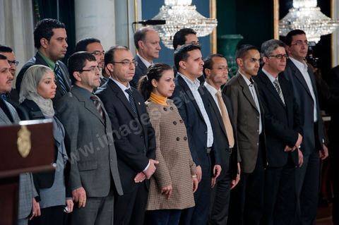 12 mars : les membres conseillers de la présidence au Palais Présidentiel de Carthage, le président de la République a présidé une cérémonie de lever du drapeau tunisien. Au cours de cette cérémonie, Moncef Marzouki a décoré l'étudiante Khaoula Rchidi et lancé un message à toute personne qui touche au drapeau " symbole d’un peuple musulman ". La semaine dernière a été marquée par les incidents qui ont eu lieu à la faculté de la Mannouba. La jeune étudiante, Khaouala Rchidi, décorée de l'ordre de la République, était émue : "Je n’ai pas réfléchi, je regardais ce qu’il était en train de faire et j’ai tout de suite réagi. Je suis gafsienne et j'ai le sang chaud. C'est peut être pour cela que j'ai intervenu. Notre drapeau est cher, il ne faut pas ne négliger". Après le discours, l'hymne national a été chanté avec beaucoup d'émotion par les personnes présentes. Khaoula Rchidi a ensuite été accueillie dans le salon doré et décorée par le président : "Ce qu'elle a fait est exceptionnel, elle a défendu la Tunisie. C'était la force morale face à la force physique" a-t-il avoué. L'étudiante membre de l'UGET, Amel Aloui, qui a été agressée durant les incidents de la faculté de la Mannouba, a également rencontré Moncef Marzouki et a été applaudie par les présents.
