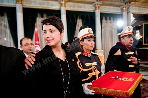 March 12: Khaoula Rchidi at the Presidential Palace in Carthage; the President of the Republic presided over a ceremony to raise the Tunisian flag. During the ceremony, Moncef Marzouki awarded a medal to student Khaoula Rchidi and issued a message to anyone who desecrates the flag, “a symbol of the Muslim people.” Last week was marked by the incidents that took place at the University of Mannouba. The young student, Khaoula Rchidi, who was awarded the Order of the Republic, was moved: “I didn’t think twice; I saw what he was doing and reacted immediately. I’m from Gafsa and I’m hot-blooded. Maybe that’s why I stepped in. Our flag is precious; we must not take it for granted.” After the speech, the national anthem was sung with great emotion by those present. Khaoula Rchidi was then welcomed into the Golden Room and honored by the president: “What she did was exceptional; she defended Tunisia. It was moral strength against physical force,” he acknowledged. Amel Aloui, a student and member of the UGET who was attacked during the incidents at the Mannouba University campus, also met with Moncef Marzouki and was applauded by those present.

