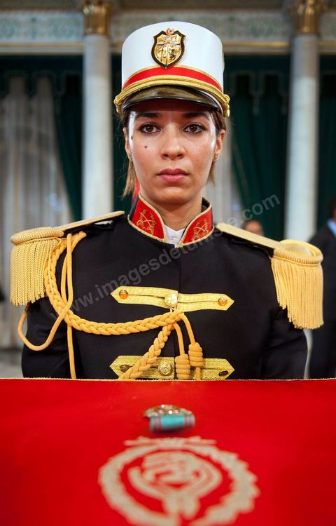 March 12: Presidential Guard—During the presentation of the Knight’s Cross at the Presidential Palace in Carthage, the President of the Republic presided over a ceremony to raise the Tunisian flag. During the ceremony, Moncef Marzouki awarded the Order of the Republic to student Khaoula Rchidi and issued a message to anyone who desecrates the flag, “a symbol of a Muslim people.” Last week was marked by incidents that took place at the University of Mannouba. The young student, Khaoula Rchidi, who was awarded the Order of the Republic, was moved: “I didn’t think twice; I saw what he was doing and reacted immediately. I’m from Gafsa, and I’m hot-blooded. Maybe that’s why I stepped in. Our flag is precious; we must not take it for granted.” After the speech, those present sang the national anthem with great emotion. Khaoula Rchidi was then welcomed into the Golden Room and honored by the president: “What she did was exceptional; she defended Tunisia. It was moral strength against physical force,” he acknowledged. Amel Aloui, a student and member of the UGET who was attacked during the incidents at the University of Mannouba, also met with Moncef Marzouki and was applauded by those present.

