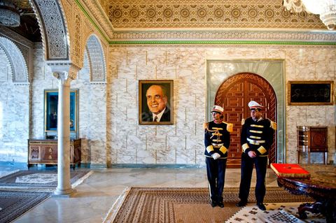 March 12: At the Presidential Palace in Carthage, the President of the Republic presided over a ceremony to raise the Tunisian flag. During the ceremony, Moncef Marzouki awarded a medal to student Khaoula Rchidi and issued a message to anyone who desecrates the flag, “a symbol of the Muslim people.” Last week was marked by the incidents that took place at the University of Mannouba. The young student, Khaoula Rchidi, who was awarded the Order of the Republic, was moved: “I didn’t think twice; I saw what he was doing and reacted immediately. I’m from Gafsa and I’m hot-blooded. Maybe that’s why I stepped in. Our flag is precious; we must not take it for granted.” After the speech, the national anthem was sung with great emotion by those present. Khaoula Rchidi was then welcomed into the Golden Salon and honored by the president: “What she did was exceptional; she defended Tunisia. It was moral strength against physical force,” he acknowledged. Amel Aloui, a student and member of the UGET who was assaulted during the incidents at the University of Mannouba, also met with Moncef Marzouki and was applauded by those present.

