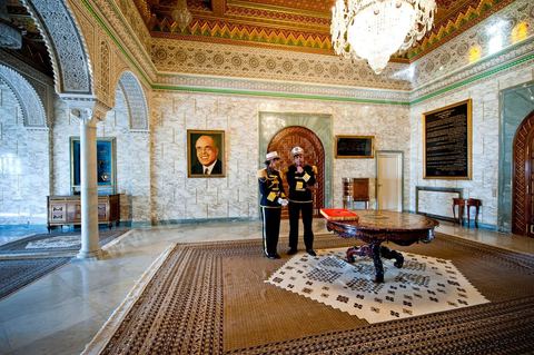 March 12: At the Presidential Palace in Carthage, the President of the Republic presided over a ceremony to raise the Tunisian flag. During the ceremony, Moncef Marzouki awarded a medal to student Khaoula Rchidi and issued a message to anyone who desecrates the flag, “a symbol of the Muslim people.” Last week was marked by the incidents that took place at the University of Mannouba. The young student, Khaoula Rchidi, who was awarded the Order of the Republic, was moved: “I didn’t think twice; I saw what he was doing and reacted immediately. I’m from Gafsa and I’m hot-blooded. Maybe that’s why I stepped in. Our flag is precious; we must not take it for granted.” After the speech, the national anthem was sung with great emotion by those present. Khaoula Rchidi was then welcomed into the Golden Salon and honored by the president: “What she did was exceptional; she defended Tunisia. It was moral strength against physical force,” he acknowledged. Amel Aloui, a student and member of the UGET who was assaulted during the incidents at the University of Mannouba, also met with Moncef Marzouki and was applauded by those present.

