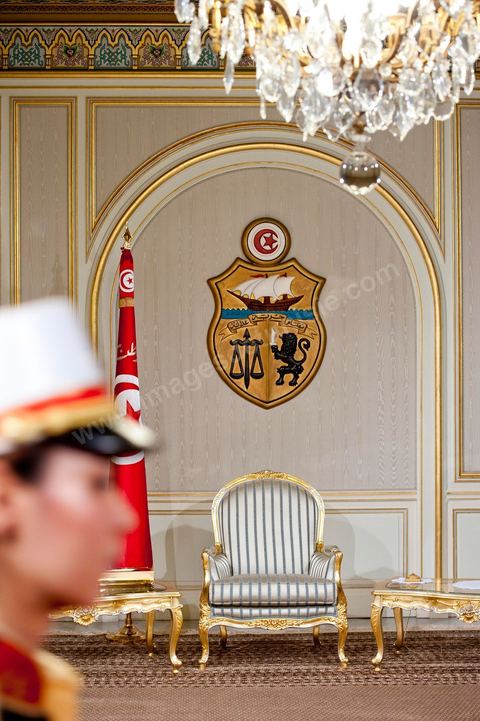 March 12: From the President’s chair in the Golden Salon at the Presidential Palace in Carthage, the President of the Republic presided over a ceremony to raise the Tunisian flag. During the ceremony, Moncef Marzouki awarded a decoration to student Khaoula Rchidi and issued a message to anyone who desecrates the flag, “a symbol of the Muslim people.” Last week was marked by incidents that took place at the University of Mannouba. The young student, Khaoula Rchidi, who was awarded the Order of the Republic, was moved: “I didn’t think twice; I saw what he was doing and reacted immediately. I’m from Gafsa and I’m hot-blooded. Maybe that’s why I stepped in. Our flag is precious; we must not take it for granted.” After the speech, the national anthem was sung with great emotion by those present. Khaoula Rchidi was then welcomed into the Golden Salon and honored by the president: “What she did was exceptional; she defended Tunisia. It was moral strength against physical force,” he acknowledged. Amel Aloui, a student and member of the UGET who was attacked during the incidents at the Mannouba University, also met with Moncef Marzouki and was applauded by those present.

