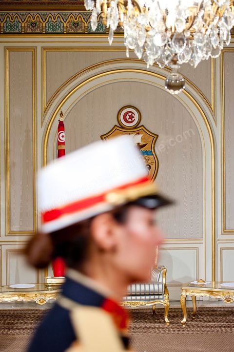 March 12: From the President’s chair in the Golden Salon at the Presidential Palace in Carthage, the President of the Republic presided over a ceremony to raise the Tunisian flag. During the ceremony, Moncef Marzouki awarded a decoration to student Khaoula Rchidi and issued a message to anyone who desecrates the flag, “a symbol of the Muslim people.” Last week was marked by incidents that took place at the University of Mannouba. The young student, Khaoula Rchidi, who was awarded the Order of the Republic, was moved: “I didn’t think twice; I saw what he was doing and reacted immediately. I’m from Gafsa and I’m hot-blooded. Maybe that’s why I stepped in. Our flag is precious; we must not take it for granted.” After the speech, the national anthem was sung with great emotion by those present. Khaoula Rchidi was then welcomed into the Golden Salon and honored by the president: “What she did was exceptional; she defended Tunisia. It was moral strength against physical force,” he acknowledged. Amel Aloui, a student and member of the UGET who was attacked during the incidents at the Mannouba University, also met with Moncef Marzouki and was applauded by those present.

