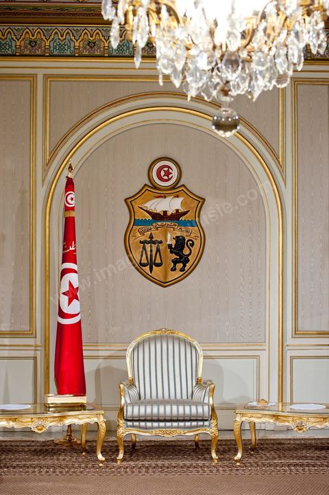 March 12: From the President’s chair in the Golden Salon at the Presidential Palace in Carthage, the President of the Republic presided over a ceremony to raise the Tunisian flag. During the ceremony, Moncef Marzouki awarded a decoration to student Khaoula Rchidi and issued a message to anyone who desecrates the flag, “a symbol of the Muslim people.” Last week was marked by incidents that took place at the University of Mannouba. The young student, Khaoula Rchidi, who was awarded the Order of the Republic, was moved: “I didn’t think twice; I saw what he was doing and reacted immediately. I’m from Gafsa and I’m hot-blooded. Maybe that’s why I stepped in. Our flag is precious; we must not take it for granted.” After the speech, the national anthem was sung with great emotion by those present. Khaoula Rchidi was then welcomed into the Golden Salon and honored by the president: “What she did was exceptional; she defended Tunisia. It was moral strength against physical force,” he acknowledged. Amel Aloui, a student and member of the UGET who was attacked during the incidents at the Mannouba University, also met with Moncef Marzouki and was applauded by those present.

