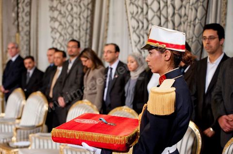 March 12: President Marzouki awarded Khaoula Rchidi the Order of Knight of the Republic at the Presidential Palace in Carthage; the President of the Republic presided over a Tunisian flag-raising ceremony. During the ceremony, Moncef Marzouki honored the student Khaoula Rchidi and issued a message to anyone who defiles the flag, “a symbol of the Muslim people.” Last week was marked by incidents that took place at the University of Mannouba. The young student, Khaoula Rchidi, who was awarded the Order of the Republic, was moved: “I didn’t think twice; I saw what he was doing and reacted immediately. I’m from Gafsa and I’m hot-blooded. Maybe that’s why I intervened. Our flag is precious; we must not take it for granted.” After the speech, those present sang the national anthem with great emotion. Khaoula Rchidi was then welcomed into the Golden Salon and honored by the president: “What she did was exceptional; she defended Tunisia. It was moral strength against physical force,” he acknowledged. Amel Aloui, a student and member of the UGET who was assaulted during the incidents at the University of Mannouba, also met with Moncef Marzouki and was applauded by those present.

