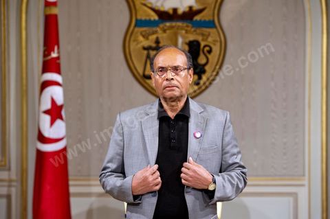 March 12: President Moncef Marzouki presided over a Tunisian flag-raising ceremony in the Golden Room at the Presidential Palace in Carthage. During the ceremony, Moncef Marzouki awarded a decoration to student Khaoula Rchidi and issued a message to anyone who desecrates the flag, “a symbol of the Muslim people.” Last week was marked by incidents that took place at the University of Mannouba. The young student, Khaouala Rchidi, who was awarded the Order of the Republic, was moved: “I didn’t think twice; I saw what he was doing and reacted immediately. I’m from Gafsa and I’m hot-blooded. Maybe that’s why I stepped in. Our flag is precious; we must not take it for granted.” After the speech, those present sang the national anthem with great emotion. Khaoula Rchidi was then welcomed into the Golden Salon and honored by the president: “What she did was exceptional; she defended Tunisia. It was moral strength against physical force,” he acknowledged. Amel Aloui, a student and member of the UGET who was assaulted during the incidents at the University of Mannouba, also met with Moncef Marzouki and was applauded by those present.

