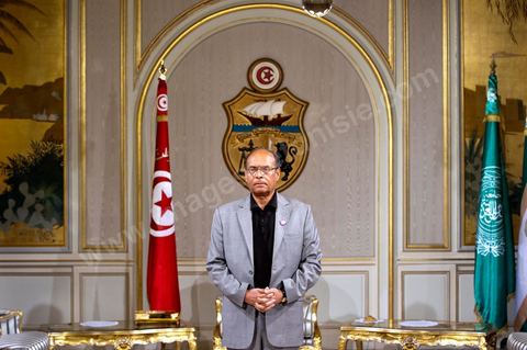 March 12: President Moncef Marzouki presided over a Tunisian flag-raising ceremony in the Golden Room at the Presidential Palace in Carthage. During the ceremony, Moncef Marzouki awarded a decoration to student Khaoula Rchidi and issued a message to anyone who desecrates the flag, “a symbol of the Muslim people.” Last week was marked by incidents that took place at the University of Mannouba. The young student, Khaouala Rchidi, who was awarded the Order of the Republic, was moved: “I didn’t think twice; I saw what he was doing and reacted immediately. I’m from Gafsa and I’m hot-blooded. Maybe that’s why I stepped in. Our flag is precious; we must not take it for granted.” After the speech, those present sang the national anthem with great emotion. Khaoula Rchidi was then welcomed into the Golden Salon and honored by the president: “What she did was exceptional; she defended Tunisia. It was moral strength against physical force,” he acknowledged. Amel Aloui, a student and member of the UGET who was assaulted during the incidents at the University of Mannouba, also met with Moncef Marzouki and was applauded by those present.

