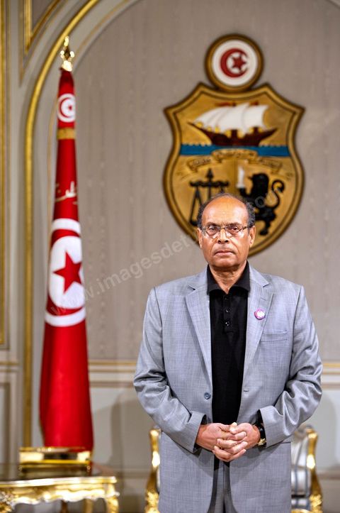 March 12: President Moncef Marzouki presided over a Tunisian flag-raising ceremony in the Golden Room at the Presidential Palace in Carthage. During the ceremony, Moncef Marzouki awarded a decoration to student Khaoula Rchidi and issued a message to anyone who desecrates the flag, “a symbol of the Muslim people.” Last week was marked by incidents that took place at the University of Mannouba. The young student, Khaouala Rchidi, who was awarded the Order of the Republic, was moved: “I didn’t think twice; I saw what he was doing and reacted immediately. I’m from Gafsa and I’m hot-blooded. Maybe that’s why I stepped in. Our flag is precious; we must not take it for granted.” After the speech, those present sang the national anthem with great emotion. Khaoula Rchidi was then welcomed into the Golden Salon and honored by the president: “What she did was exceptional; she defended Tunisia. It was moral strength against physical force,” he acknowledged. Amel Aloui, a student and member of the UGET who was assaulted during the incidents at the University of Mannouba, also met with Moncef Marzouki and was applauded by those present.

