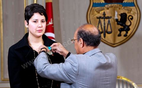 March 12: President Marzouki awarded Khaoula Rchidi the Order of Knight of the Republic at the Presidential Palace in Carthage; the President of the Republic presided over a Tunisian flag-raising ceremony. During the ceremony, Moncef Marzouki honored the student Khaoula Rchidi and issued a message to anyone who defiles the flag, “a symbol of the Muslim people.” Last week was marked by incidents that took place at the University of Mannouba. The young student, Khaoula Rchidi, who was awarded the Order of the Republic, was moved: “I didn’t think twice; I saw what he was doing and reacted immediately. I’m from Gafsa and I’m hot-blooded. Maybe that’s why I intervened. Our flag is precious; we must not take it for granted.” After the speech, those present sang the national anthem with great emotion. Khaoula Rchidi was then welcomed into the Golden Salon and honored by the president: “What she did was exceptional; she defended Tunisia. It was moral strength against physical force,” he acknowledged. Amel Aloui, a student and member of the UGET who was assaulted during the incidents at the University of Mannouba, also met with Moncef Marzouki and was applauded by those present.

