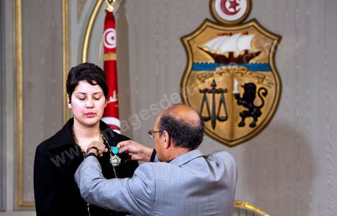 March 12: President Marzouki awarded Khaoula Rchidi the Order of Knight of the Republic at the Presidential Palace in Carthage; the President of the Republic presided over a Tunisian flag-raising ceremony. During the ceremony, Moncef Marzouki honored the student Khaoula Rchidi and issued a message to anyone who defiles the flag, “a symbol of the Muslim people.” Last week was marked by incidents that took place at the University of Mannouba. The young student, Khaoula Rchidi, who was awarded the Order of the Republic, was moved: “I didn’t think twice; I saw what he was doing and reacted immediately. I’m from Gafsa and I’m hot-blooded. Maybe that’s why I intervened. Our flag is precious; we must not take it for granted.” After the speech, those present sang the national anthem with great emotion. Khaoula Rchidi was then welcomed into the Golden Salon and honored by the president: “What she did was exceptional; she defended Tunisia. It was moral strength against physical force,” he acknowledged. Amel Aloui, a student and member of the UGET who was assaulted during the incidents at the University of Mannouba, also met with Moncef Marzouki and was applauded by those present.

