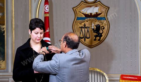 March 12: President Marzouki awarded Khaoula Rchidi the Order of Knight of the Republic at the Presidential Palace in Carthage; the President of the Republic presided over a Tunisian flag-raising ceremony. During the ceremony, Moncef Marzouki honored the student Khaoula Rchidi and issued a message to anyone who defiles the flag, “a symbol of the Muslim people.” Last week was marked by incidents that took place at the University of Mannouba. The young student, Khaoula Rchidi, who was awarded the Order of the Republic, was moved: “I didn’t think twice; I saw what he was doing and reacted immediately. I’m from Gafsa and I’m hot-blooded. Maybe that’s why I intervened. Our flag is precious; we must not take it for granted.” After the speech, those present sang the national anthem with great emotion. Khaoula Rchidi was then welcomed into the Golden Salon and honored by the president: “What she did was exceptional; she defended Tunisia. It was moral strength against physical force,” he acknowledged. Amel Aloui, a student and member of the UGET who was assaulted during the incidents at the University of Mannouba, also met with Moncef Marzouki and was applauded by those present.

