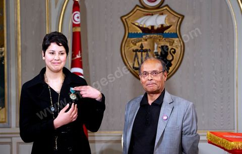 March 12: President Marzouki awarded Khaoula Rchidi the Order of Knight of the Republic at the Presidential Palace in Carthage; the President of the Republic presided over a Tunisian flag-raising ceremony. During the ceremony, Moncef Marzouki honored the student Khaoula Rchidi and issued a message to anyone who defiles the flag, “a symbol of the Muslim people.” Last week was marked by incidents that took place at the University of Mannouba. The young student, Khaoula Rchidi, who was awarded the Order of the Republic, was moved: “I didn’t think twice; I saw what he was doing and reacted immediately. I’m from Gafsa and I’m hot-blooded. Maybe that’s why I intervened. Our flag is precious; we must not take it for granted.” After the speech, those present sang the national anthem with great emotion. Khaoula Rchidi was then welcomed into the Golden Salon and honored by the president: “What she did was exceptional; she defended Tunisia. It was moral strength against physical force,” he acknowledged. Amel Aloui, a student and member of the UGET who was assaulted during the incidents at the University of Mannouba, also met with Moncef Marzouki and was applauded by those present.

