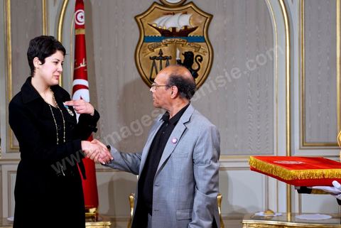 March 12: President Marzouki awarded Khaoula Rchidi the Order of Knight of the Republic at the Presidential Palace in Carthage; the President of the Republic presided over a Tunisian flag-raising ceremony. During the ceremony, Moncef Marzouki honored the student Khaoula Rchidi and issued a message to anyone who defiles the flag, “a symbol of the Muslim people.” Last week was marked by incidents that took place at the University of Mannouba. The young student, Khaoula Rchidi, who was awarded the Order of the Republic, was moved: “I didn’t think twice; I saw what he was doing and reacted immediately. I’m from Gafsa and I’m hot-blooded. Maybe that’s why I intervened. Our flag is precious; we must not take it for granted.” After the speech, those present sang the national anthem with great emotion. Khaoula Rchidi was then welcomed into the Golden Salon and honored by the president: “What she did was exceptional; she defended Tunisia. It was moral strength against physical force,” he acknowledged. Amel Aloui, a student and member of the UGET who was assaulted during the incidents at the University of Mannouba, also met with Moncef Marzouki and was applauded by those present.


