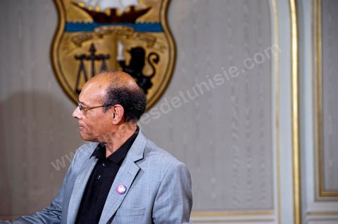 March 12: President Moncef Marzouki presided over a Tunisian flag-raising ceremony in the Golden Room at the Presidential Palace in Carthage. During the ceremony, Moncef Marzouki awarded a decoration to student Khaoula Rchidi and issued a message to anyone who desecrates the flag, “a symbol of the Muslim people.” Last week was marked by incidents that took place at the University of Mannouba. The young student, Khaouala Rchidi, who was awarded the Order of the Republic, was moved: “I didn’t think twice; I saw what he was doing and reacted immediately. I’m from Gafsa and I’m hot-blooded. Maybe that’s why I stepped in. Our flag is precious; we must not take it for granted.” After the speech, those present sang the national anthem with great emotion. Khaoula Rchidi was then welcomed into the Golden Salon and honored by the president: “What she did was exceptional; she defended Tunisia. It was moral strength against physical force,” he acknowledged. Amel Aloui, a student and member of the UGET who was assaulted during the incidents at the University of Mannouba, also met with Moncef Marzouki and was applauded by those present.

