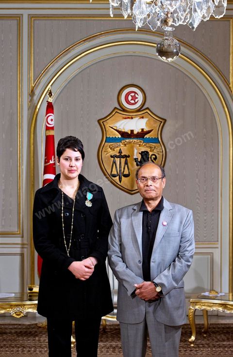 March 12: President Marzouki awarded Khaoula Rchidi the Order of Knight of the Republic at the Presidential Palace in Carthage; the President of the Republic presided over a Tunisian flag-raising ceremony. During the ceremony, Moncef Marzouki honored the student Khaoula Rchidi and issued a message to anyone who defiles the flag, “a symbol of the Muslim people.” Last week was marked by incidents that took place at the University of Mannouba. The young student, Khaoula Rchidi, who was awarded the Order of the Republic, was moved: “I didn’t think twice; I saw what he was doing and reacted immediately. I’m from Gafsa and I’m hot-blooded. Maybe that’s why I intervened. Our flag is precious; we must not take it for granted.” After the speech, those present sang the national anthem with great emotion. Khaoula Rchidi was then welcomed into the Golden Salon and honored by the president: “What she did was exceptional; she defended Tunisia. It was moral strength against physical force,” he acknowledged. Amel Aloui, a student and member of the UGET who was assaulted during the incidents at the University of Mannouba, also met with Moncef Marzouki and was applauded by those present.

