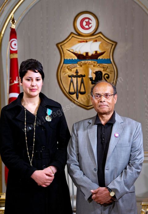 March 12: President Marzouki awarded Khaoula Rchidi the Order of Knight of the Republic at the Presidential Palace in Carthage; the President of the Republic presided over a Tunisian flag-raising ceremony. During the ceremony, Moncef Marzouki honored the student Khaoula Rchidi and issued a message to anyone who defiles the flag, “a symbol of the Muslim people.” Last week was marked by incidents that took place at the University of Mannouba. The young student, Khaoula Rchidi, who was awarded the Order of the Republic, was moved: “I didn’t think twice; I saw what he was doing and reacted immediately. I’m from Gafsa and I’m hot-blooded. Maybe that’s why I intervened. Our flag is precious; we must not take it for granted.” After the speech, those present sang the national anthem with great emotion. Khaoula Rchidi was then welcomed into the Golden Salon and honored by the president: “What she did was exceptional; she defended Tunisia. It was moral strength against physical force,” he acknowledged. Amel Aloui, a student and member of the UGET who was assaulted during the incidents at the University of Mannouba, also met with Moncef Marzouki and was applauded by those present.

