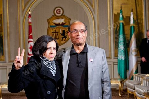 March 12: Amel Aloui and the President of the Republic at the Presidential Palace in Carthage; the President of the Republic presided over a ceremony to raise the Tunisian flag. During the ceremony, Moncef Marzouki awarded a medal to student Khaoula Rchidi and issued a message to anyone who desecrates the flag, “a symbol of the Muslim people.” Last week was marked by the incidents that took place at the University of Mannouba. The young student, Khaoula Rchidi, who was awarded the Order of the Republic, was moved: “I didn’t think twice; I saw what he was doing and reacted immediately. I’m from Gafsa and I have a fiery temperament. Maybe that’s why I stepped in. Our flag is precious; we must not take it for granted.” After the speech, those present sang the national anthem with great emotion. Khaoula Rchidi was then welcomed into the Golden Salon and honored by the president: “What she did was exceptional; she defended Tunisia. It was moral strength against physical force,” he acknowledged. Amel Aloui, a student and member of the UGET who was assaulted during the incidents at the Faculty of Mannouba, also met with Moncef Marzouki and was applauded by those present.

