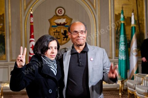 March 12: Amel Aloui and the President of the Republic at the Presidential Palace in Carthage; the President of the Republic presided over a ceremony to raise the Tunisian flag. During the ceremony, Moncef Marzouki awarded a medal to student Khaoula Rchidi and issued a message to anyone who desecrates the flag, “a symbol of the Muslim people.” Last week was marked by the incidents that took place at the University of Mannouba. The young student, Khaoula Rchidi, who was awarded the Order of the Republic, was moved: “I didn’t think twice; I saw what he was doing and reacted immediately. I’m from Gafsa and I have a fiery temperament. Maybe that’s why I stepped in. Our flag is precious; we must not take it for granted.” After the speech, those present sang the national anthem with great emotion. Khaoula Rchidi was then welcomed into the Golden Salon and honored by the president: “What she did was exceptional; she defended Tunisia. It was moral strength against physical force,” he acknowledged. Amel Aloui, a student and member of the UGET who was assaulted during the incidents at the Faculty of Mannouba, also met with Moncef Marzouki and was applauded by those present.


