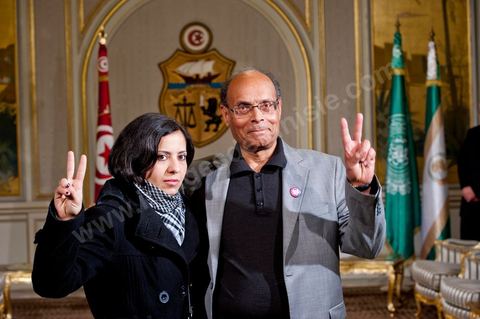 March 12: Amel Aloui and the President of the Republic at the Presidential Palace in Carthage; the President of the Republic presided over a ceremony to raise the Tunisian flag. During the ceremony, Moncef Marzouki awarded a medal to student Khaoula Rchidi and issued a message to anyone who desecrates the flag, “a symbol of the Muslim people.” Last week was marked by the incidents that took place at the University of Mannouba. The young student, Khaoula Rchidi, who was awarded the Order of the Republic, was moved: “I didn’t think twice; I saw what he was doing and reacted immediately. I’m from Gafsa and I have a fiery temperament. Maybe that’s why I stepped in. Our flag is precious; we must not take it for granted.” After the speech, those present sang the national anthem with great emotion. Khaoula Rchidi was then welcomed into the Golden Salon and honored by the president: “What she did was exceptional; she defended Tunisia. It was moral strength against physical force,” he acknowledged. Amel Aloui, a student and member of the UGET who was assaulted during the incidents at the Faculty of Mannouba, also met with Moncef Marzouki and was applauded by those present.


