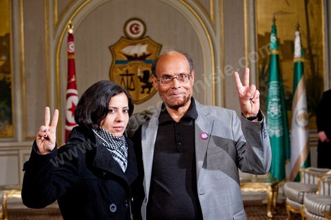 March 12: Amel Aloui and the President of the Republic at the Presidential Palace in Carthage; the President of the Republic presided over a ceremony to raise the Tunisian flag. During the ceremony, Moncef Marzouki awarded a medal to student Khaoula Rchidi and issued a message to anyone who desecrates the flag, “a symbol of the Muslim people.” Last week was marked by the incidents that took place at the University of Mannouba. The young student, Khaoula Rchidi, who was awarded the Order of the Republic, was moved: “I didn’t think twice; I saw what he was doing and reacted immediately. I’m from Gafsa and I have a fiery temperament. Maybe that’s why I stepped in. Our flag is precious; we must not take it for granted.” After the speech, those present sang the national anthem with great emotion. Khaoula Rchidi was then welcomed into the Golden Salon and honored by the president: “What she did was exceptional; she defended Tunisia. It was moral strength against physical force,” he acknowledged. Amel Aloui, a student and member of the UGET who was assaulted during the incidents at the Faculty of Mannouba, also met with Moncef Marzouki and was applauded by those present.

