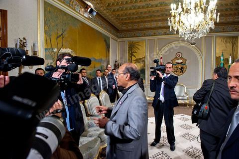 March 12: At the Presidential Palace in Carthage, the President of the Republic presided over a ceremony to raise the Tunisian flag. During the ceremony, Moncef Marzouki awarded a medal to student Khaoula Rchidi and issued a message to anyone who desecrates the flag, “a symbol of the Muslim people.” Last week was marked by the incidents that took place at the University of Mannouba. The young student, Khaoula Rchidi, who was awarded the Order of the Republic, was moved: “I didn’t think twice; I saw what he was doing and reacted immediately. I’m from Gafsa and I’m hot-blooded. Maybe that’s why I stepped in. Our flag is precious; we must not take it for granted.” After the speech, the national anthem was sung with great emotion by those present. Khaoula Rchidi was then welcomed into the Golden Salon and honored by the president: “What she did was exceptional; she defended Tunisia. It was moral strength against physical force,” he acknowledged. Amel Aloui, a student and member of the UGET who was assaulted during the incidents at the University of Mannouba, also met with Moncef Marzouki and was applauded by those present.

