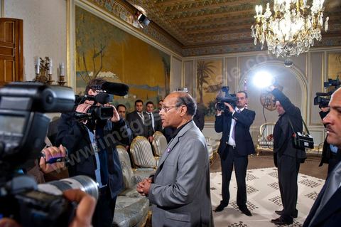 March 12: At the Presidential Palace in Carthage, the President of the Republic presided over a ceremony to raise the Tunisian flag. During the ceremony, Moncef Marzouki awarded a medal to student Khaoula Rchidi and issued a message to anyone who desecrates the flag, “a symbol of the Muslim people.” Last week was marked by the incidents that took place at the University of Mannouba. The young student, Khaoula Rchidi, who was awarded the Order of the Republic, was moved: “I didn’t think twice; I saw what he was doing and reacted immediately. I’m from Gafsa and I’m hot-blooded. Maybe that’s why I stepped in. Our flag is precious; we must not take it for granted.” After the speech, the national anthem was sung with great emotion by those present. Khaoula Rchidi was then welcomed into the Golden Salon and honored by the president: “What she did was exceptional; she defended Tunisia. It was moral strength against physical force,” he acknowledged. Amel Aloui, a student and member of the UGET who was assaulted during the incidents at the University of Mannouba, also met with Moncef Marzouki and was applauded by those present.

