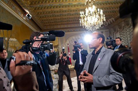 March 12: At the Presidential Palace in Carthage, the President of the Republic presided over a ceremony to raise the Tunisian flag. During the ceremony, Moncef Marzouki awarded a medal to student Khaoula Rchidi and issued a message to anyone who desecrates the flag, “a symbol of the Muslim people.” Last week was marked by the incidents that took place at the University of Mannouba. The young student, Khaoula Rchidi, who was awarded the Order of the Republic, was moved: “I didn’t think twice; I saw what he was doing and reacted immediately. I’m from Gafsa and I’m hot-blooded. Maybe that’s why I stepped in. Our flag is precious; we must not take it for granted.” After the speech, the national anthem was sung with great emotion by those present. Khaoula Rchidi was then welcomed into the Golden Salon and honored by the president: “What she did was exceptional; she defended Tunisia. It was moral strength against physical force,” he acknowledged. Amel Aloui, a student and member of the UGET who was assaulted during the incidents at the University of Mannouba, also met with Moncef Marzouki and was applauded by those present.

