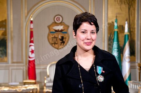 March 12: Khaoula Rchidi at the Presidential Palace in Carthage; the President of the Republic presided over a ceremony to raise the Tunisian flag. During the ceremony, Moncef Marzouki awarded a medal to student Khaoula Rchidi and issued a message to anyone who desecrates the flag, “a symbol of the Muslim people.” Last week was marked by the incidents that took place at the University of Mannouba. The young student, Khaoula Rchidi, who was awarded the Order of the Republic, was moved: “I didn’t think twice; I saw what he was doing and reacted immediately. I’m from Gafsa and I’m hot-blooded. Maybe that’s why I stepped in. Our flag is precious; we must not take it for granted.” After the speech, the national anthem was sung with great emotion by those present. Khaoula Rchidi was then welcomed into the Golden Room and honored by the president: “What she did was exceptional; she defended Tunisia. It was moral strength against physical force,” he acknowledged. Amel Aloui, a student and member of the UGET who was attacked during the incidents at the Mannouba University campus, also met with Moncef Marzouki and was applauded by those present.

