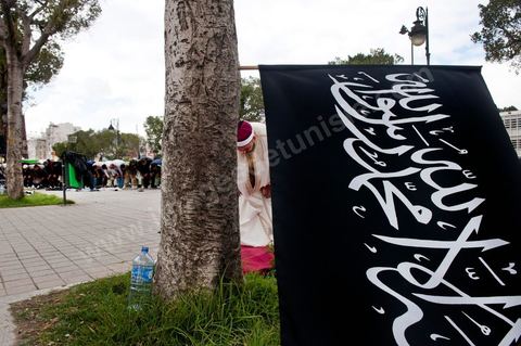 25 mars : sur l'avenue Habib Bourguiba deux manifestations s'affrontent, une manifestation culturelle et une manifestation salafiste pour la Charia dans la constituion. Triste bilan où les salafistes chassent les spectacles de théâtre et de marionnettes offerts au public pour ce dimanche matin. Plus de 6000 salafistes ont investi l'avenue et la place du 14 janvier ce dimanche matin suite à un appel prévu le vendredi à la Kasbah et étonnament reporté à l'avenue ce dimanche matin alors qu'une grande manifestation culturelle y était prévue. La tension et le face à face n'ont pas manqué, les salafistes ont détruits et pillés les petits podiums obligeant les artistes à se regrouper sous la protection de la police devant le théâtre et seront finalement chassés par les salafistes revenus en nombre vers le théâtre après une grande prière de rue sur la place du 14 janvier et l'avenue Habib Bourguiba.