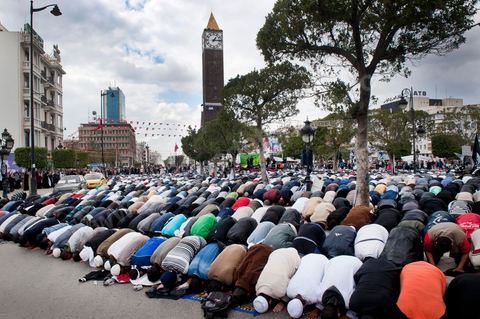 25 mars : sur l'avenue Habib Bourguiba deux manifestations s'affrontent, une manifestation culturelle et une manifestation salafiste pour la Charia dans la constituion. Triste bilan où les salafistes chassent les spectacles de théâtre et de marionnettes offerts au public pour ce dimanche matin. Plus de 6000 salafistes ont investi l'avenue et la place du 14 janvier ce dimanche matin suite à un appel prévu le vendredi à la Kasbah et étonnament reporté à l'avenue ce dimanche matin alors qu'une grande manifestation culturelle y était prévue. La tension et le face à face n'ont pas manqué, les salafistes ont détruits et pillés les petits podiums obligeant les artistes à se regrouper sous la protection de la police devant le théâtre et seront finalement chassés par les salafistes revenus en nombre vers le théâtre après une grande prière de rue sur la place du 14 janvier et l'avenue Habib Bourguiba.