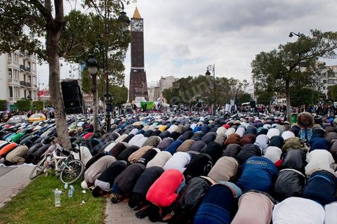 25 mars : sur l'avenue Habib Bourguiba deux manifestations s'affrontent, une manifestation culturelle et une manifestation salafiste pour la Charia dans la constituion. Triste bilan où les salafistes chassent les spectacles de théâtre et de marionnettes offerts au public pour ce dimanche matin. Plus de 6000 salafistes ont investi l'avenue et la place du 14 janvier ce dimanche matin suite à un appel prévu le vendredi à la Kasbah et étonnament reporté à l'avenue ce dimanche matin alors qu'une grande manifestation culturelle y était prévue. La tension et le face à face n'ont pas manqué, les salafistes ont détruits et pillés les petits podiums obligeant les artistes à se regrouper sous la protection de la police devant le théâtre et seront finalement chassés par les salafistes revenus en nombre vers le théâtre après une grande prière de rue sur la place du 14 janvier et l'avenue Habib Bourguiba.