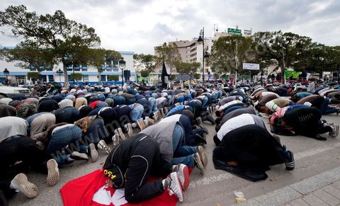 25 mars : sur l'avenue Habib Bourguiba deux manifestations s'affrontent, une manifestation culturelle et une manifestation salafiste pour la Charia dans la constituion. Triste bilan où les salafistes chassent les spectacles de théâtre et de marionnettes offerts au public pour ce dimanche matin. Plus de 6000 salafistes ont investi l'avenue et la place du 14 janvier ce dimanche matin suite à un appel prévu le vendredi à la Kasbah et étonnament reporté à l'avenue ce dimanche matin alors qu'une grande manifestation culturelle y était prévue. La tension et le face à face n'ont pas manqué, les salafistes ont détruits et pillés les petits podiums obligeant les artistes à se regrouper sous la protection de la police devant le théâtre et seront finalement chassés par les salafistes revenus en nombre vers le théâtre après une grande prière de rue sur la place du 14 janvier et l'avenue Habib Bourguiba.