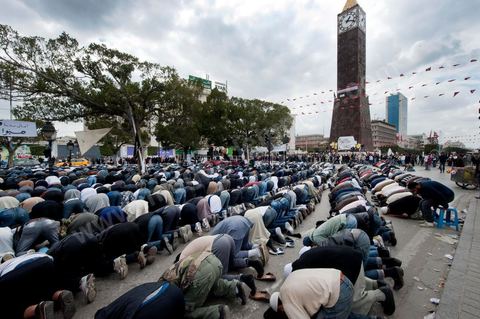 25 mars : sur l'avenue Habib Bourguiba deux manifestations s'affrontent, une manifestation culturelle et une manifestation salafiste pour la Charia dans la constituion. Triste bilan où les salafistes chassent les spectacles de théâtre et de marionnettes offerts au public pour ce dimanche matin. Plus de 6000 salafistes ont investi l'avenue et la place du 14 janvier ce dimanche matin suite à un appel prévu le vendredi à la Kasbah et étonnament reporté à l'avenue ce dimanche matin alors qu'une grande manifestation culturelle y était prévue. La tension et le face à face n'ont pas manqué, les salafistes ont détruits et pillés les petits podiums obligeant les artistes à se regrouper sous la protection de la police devant le théâtre et seront finalement chassés par les salafistes revenus en nombre vers le théâtre après une grande prière de rue sur la place du 14 janvier et l'avenue Habib Bourguiba.