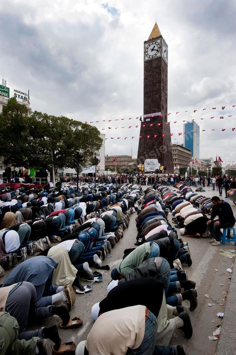 25 mars : sur l'avenue Habib Bourguiba deux manifestations s'affrontent, une manifestation culturelle et une manifestation salafiste pour la Charia dans la constituion. Triste bilan où les salafistes chassent les spectacles de théâtre et de marionnettes offerts au public pour ce dimanche matin. Plus de 6000 salafistes ont investi l'avenue et la place du 14 janvier ce dimanche matin suite à un appel prévu le vendredi à la Kasbah et étonnament reporté à l'avenue ce dimanche matin alors qu'une grande manifestation culturelle y était prévue. La tension et le face à face n'ont pas manqué, les salafistes ont détruits et pillés les petits podiums obligeant les artistes à se regrouper sous la protection de la police devant le théâtre et seront finalement chassés par les salafistes revenus en nombre vers le théâtre après une grande prière de rue sur la place du 14 janvier et l'avenue Habib Bourguiba.