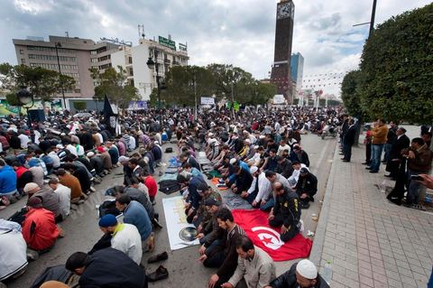 25 mars : sur l'avenue Habib Bourguiba deux manifestations s'affrontent, une manifestation culturelle et une manifestation salafiste pour la Charia dans la constituion. Triste bilan où les salafistes chassent les spectacles de théâtre et de marionnettes offerts au public pour ce dimanche matin. Plus de 6000 salafistes ont investi l'avenue et la place du 14 janvier ce dimanche matin suite à un appel prévu le vendredi à la Kasbah et étonnament reporté à l'avenue ce dimanche matin alors qu'une grande manifestation culturelle y était prévue. La tension et le face à face n'ont pas manqué, les salafistes ont détruits et pillés les petits podiums obligeant les artistes à se regrouper sous la protection de la police devant le théâtre et seront finalement chassés par les salafistes revenus en nombre vers le théâtre après une grande prière de rue sur la place du 14 janvier et l'avenue Habib Bourguiba.