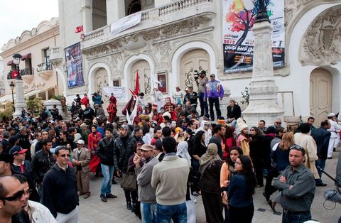 25 mars : sur l'avenue Habib Bourguiba deux manifestations s'affrontent, une manifestation culturelle et une manifestation salafiste pour la Charia dans la constituion. Triste bilan où les salafistes chassent les spectacles de théâtre et de marionnettes offerts au public pour ce dimanche matin. Plus de 6000 salafistes ont investi l'avenue et la place du 14 janvier ce dimanche matin suite à un appel prévu le vendredi à la Kasbah et étonnament reporté à l'avenue ce dimanche matin alors qu'une grande manifestation culturelle y était prévue. La tension et le face à face n'ont pas manqué, les salafistes ont détruits et pillés les petits podiums obligeant les artistes à se regrouper sous la protection de la police devant le théâtre et seront finalement chassés par les salafistes revenus en nombre vers le théâtre après une grande prière de rue sur la place du 14 janvier et l'avenue Habib Bourguiba.