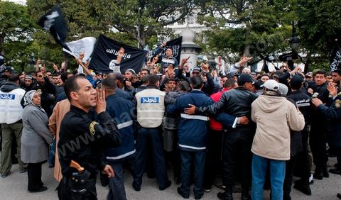 25 mars : sur l'avenue Habib Bourguiba deux manifestations s'affrontent, une manifestation culturelle et une manifestation salafiste pour la Charia dans la constituion. Triste bilan où les salafistes chassent les spectacles de théâtre et de marionnettes offerts au public pour ce dimanche matin. Plus de 6000 salafistes ont investi l'avenue et la place du 14 janvier ce dimanche matin suite à un appel prévu le vendredi à la Kasbah et étonnament reporté à l'avenue ce dimanche matin alors qu'une grande manifestation culturelle y était prévue. La tension et le face à face n'ont pas manqué, les salafistes ont détruits et pillés les petits podiums obligeant les artistes à se regrouper sous la protection de la police devant le théâtre et seront finalement chassés par les salafistes revenus en nombre vers le théâtre après une grande prière de rue sur la place du 14 janvier et l'avenue Habib Bourguiba.