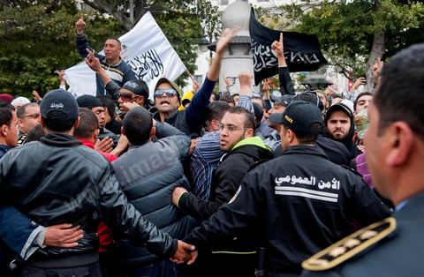 25 mars : sur l'avenue Habib Bourguiba deux manifestations s'affrontent, une manifestation culturelle et une manifestation salafiste pour la Charia dans la constituion. Triste bilan où les salafistes chassent les spectacles de théâtre et de marionnettes offerts au public pour ce dimanche matin. Plus de 6000 salafistes ont investi l'avenue et la place du 14 janvier ce dimanche matin suite à un appel prévu le vendredi à la Kasbah et étonnament reporté à l'avenue ce dimanche matin alors qu'une grande manifestation culturelle y était prévue. La tension et le face à face n'ont pas manqué, les salafistes ont détruits et pillés les petits podiums obligeant les artistes à se regrouper sous la protection de la police devant le théâtre et seront finalement chassés par les salafistes revenus en nombre vers le théâtre après une grande prière de rue sur la place du 14 janvier et l'avenue Habib Bourguiba.
