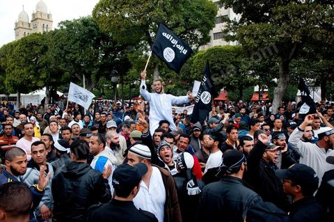 25 mars : sur l'avenue Habib Bourguiba deux manifestations s'affrontent, une manifestation culturelle et une manifestation salafiste pour la Charia dans la constituion. Triste bilan où les salafistes chassent les spectacles de théâtre et de marionnettes offerts au public pour ce dimanche matin. Plus de 6000 salafistes ont investi l'avenue et la place du 14 janvier ce dimanche matin suite à un appel prévu le vendredi à la Kasbah et étonnament reporté à l'avenue ce dimanche matin alors qu'une grande manifestation culturelle y était prévue. La tension et le face à face n'ont pas manqué, les salafistes ont détruits et pillés les petits podiums obligeant les artistes à se regrouper sous la protection de la police devant le théâtre et seront finalement chassés par les salafistes revenus en nombre vers le théâtre après une grande prière de rue sur la place du 14 janvier et l'avenue Habib Bourguiba.