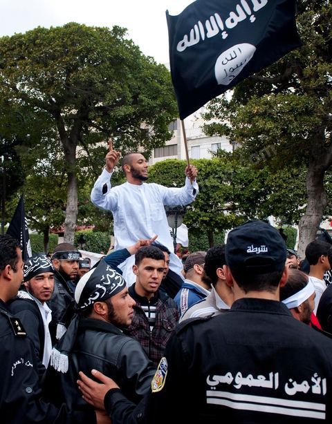 25 mars : sur l'avenue Habib Bourguiba deux manifestations s'affrontent, une manifestation culturelle et une manifestation salafiste pour la Charia dans la constituion. Triste bilan où les salafistes chassent les spectacles de théâtre et de marionnettes offerts au public pour ce dimanche matin. Plus de 6000 salafistes ont investi l'avenue et la place du 14 janvier ce dimanche matin suite à un appel prévu le vendredi à la Kasbah et étonnament reporté à l'avenue ce dimanche matin alors qu'une grande manifestation culturelle y était prévue. La tension et le face à face n'ont pas manqué, les salafistes ont détruits et pillés les petits podiums obligeant les artistes à se regrouper sous la protection de la police devant le théâtre et seront finalement chassés par les salafistes revenus en nombre vers le théâtre après une grande prière de rue sur la place du 14 janvier et l'avenue Habib Bourguiba.