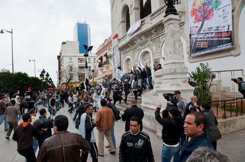 25 mars : sur l'avenue Habib Bourguiba deux manifestations s'affrontent, une manifestation culturelle et une manifestation salafiste pour la Charia dans la constituion. Triste bilan où les salafistes chassent les spectacles de théâtre et de marionnettes offerts au public pour ce dimanche matin. Plus de 6000 salafistes ont investi l'avenue et la place du 14 janvier ce dimanche matin suite à un appel prévu le vendredi à la Kasbah et étonnament reporté à l'avenue ce dimanche matin alors qu'une grande manifestation culturelle y était prévue. La tension et le face à face n'ont pas manqué, les salafistes ont détruits et pillés les petits podiums obligeant les artistes à se regrouper sous la protection de la police devant le théâtre et seront finalement chassés par les salafistes revenus en nombre vers le théâtre après une grande prière de rue sur la place du 14 janvier et l'avenue Habib Bourguiba.