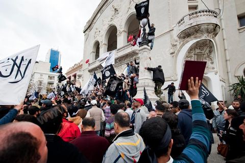 25 mars : sur l'avenue Habib Bourguiba deux manifestations s'affrontent, une manifestation culturelle et une manifestation salafiste pour la Charia dans la constituion. Triste bilan où les salafistes chassent les spectacles de théâtre et de marionnettes offerts au public pour ce dimanche matin. Plus de 6000 salafistes ont investi l'avenue et la place du 14 janvier ce dimanche matin suite à un appel prévu le vendredi à la Kasbah et étonnament reporté à l'avenue ce dimanche matin alors qu'une grande manifestation culturelle y était prévue. La tension et le face à face n'ont pas manqué, les salafistes ont détruits et pillés les petits podiums obligeant les artistes à se regrouper sous la protection de la police devant le théâtre et seront finalement chassés par les salafistes revenus en nombre vers le théâtre après une grande prière de rue sur la place du 14 janvier et l'avenue Habib Bourguiba.