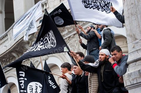 25 mars : sur l'avenue Habib Bourguiba deux manifestations s'affrontent, une manifestation culturelle et une manifestation salafiste pour la Charia dans la constituion. Triste bilan où les salafistes chassent les spectacles de théâtre et de marionnettes offerts au public pour ce dimanche matin. Plus de 6000 salafistes ont investi l'avenue et la place du 14 janvier ce dimanche matin suite à un appel prévu le vendredi à la Kasbah et étonnament reporté à l'avenue ce dimanche matin alors qu'une grande manifestation culturelle y était prévue. La tension et le face à face n'ont pas manqué, les salafistes ont détruits et pillés les petits podiums obligeant les artistes à se regrouper sous la protection de la police devant le théâtre et seront finalement chassés par les salafistes revenus en nombre vers le théâtre après une grande prière de rue sur la place du 14 janvier et l'avenue Habib Bourguiba.